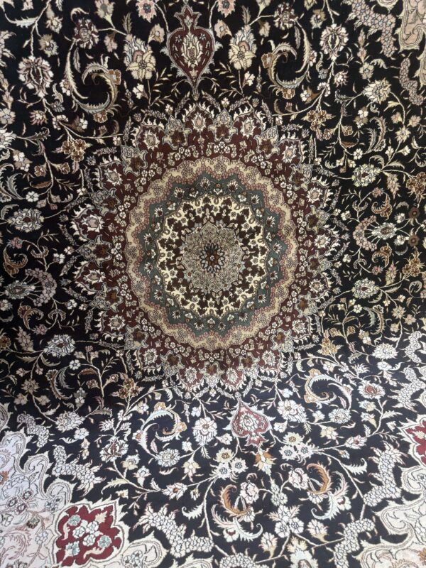242 x 308 İpek El Dokuma Halı