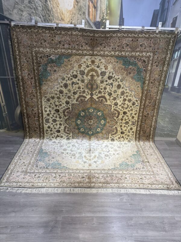 251 x 308  İpek El Dokuma Halı