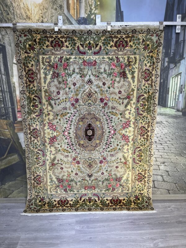 147 x 204 İpekli İran Tebriz Halısı