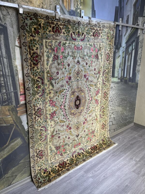 147 x 204 İpekli İran Tebriz Halısı